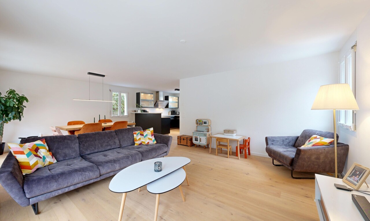 wohnzimmer mit inside property, drywall, gipskartonwand, wood finish floor, und holzfußboden