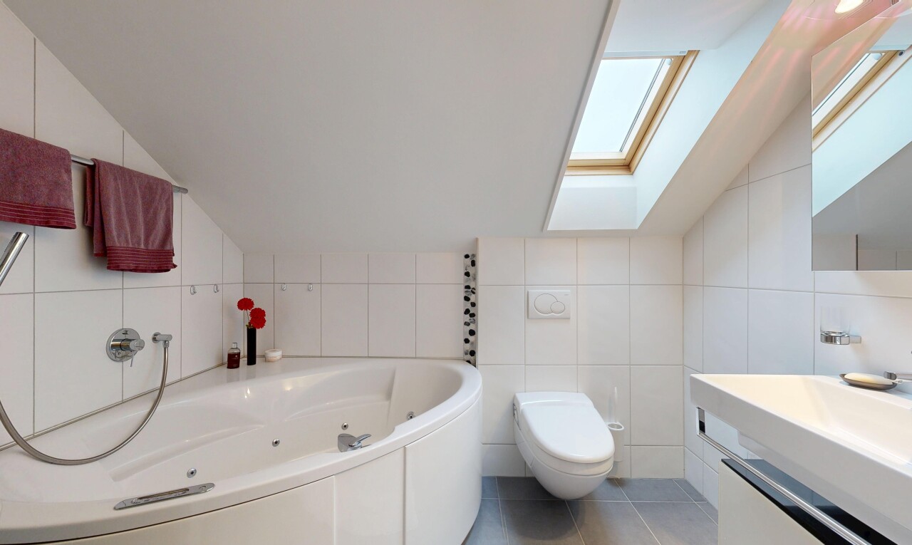 bad mit bad, fliesenwand, tile wall, inside property, und komplettes badezimmer