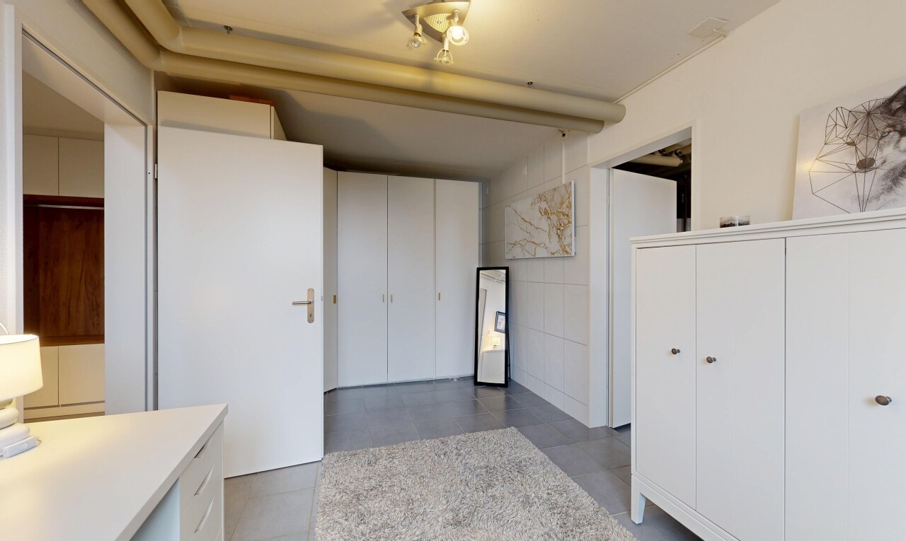 küche mit weiße schränke, inside property, arbeitsplatten, fliesenwand, und tile wall