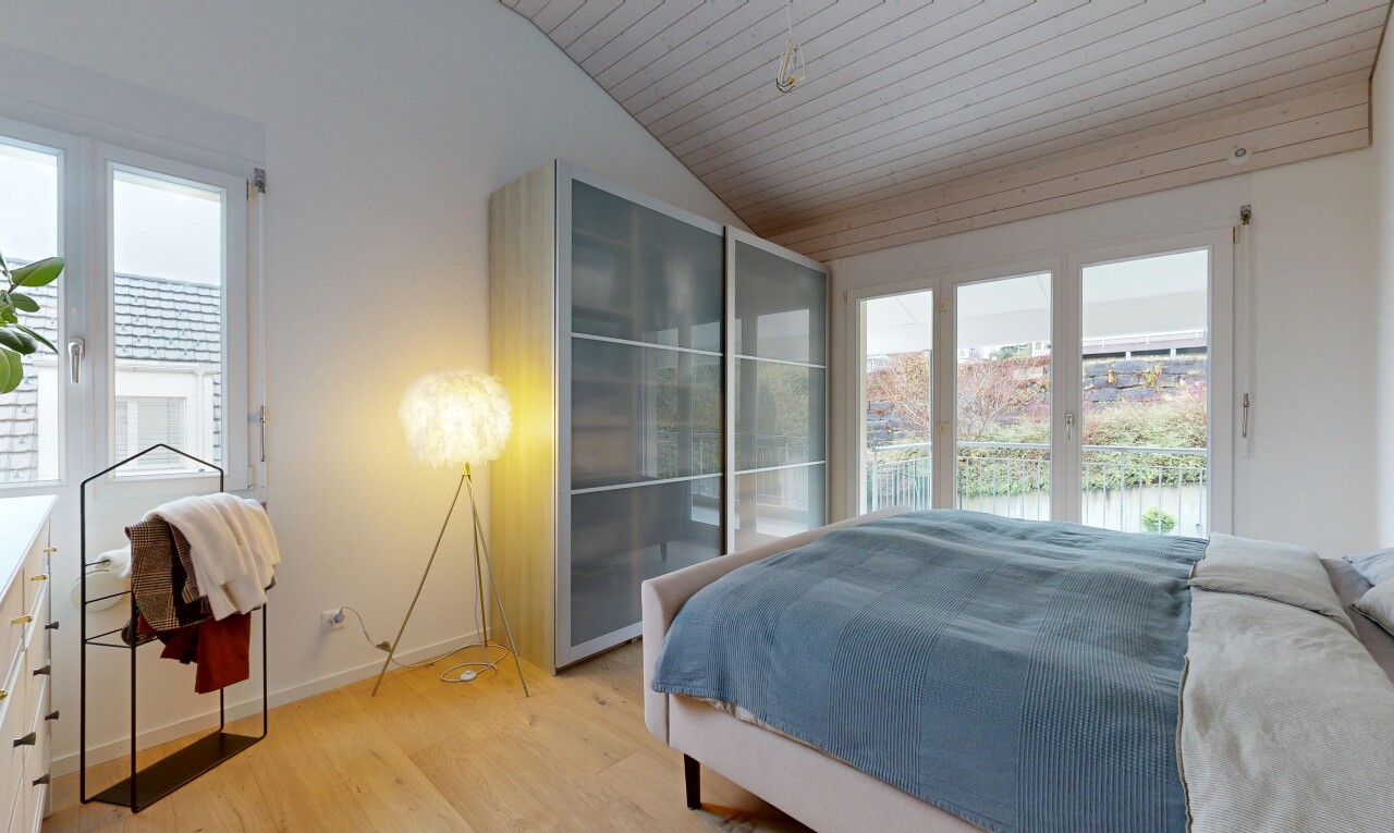 zimmer / schlafzimmer mit außenzugang, wood finish floor, holzfußboden, vaulted ceiling, und dachschräge
