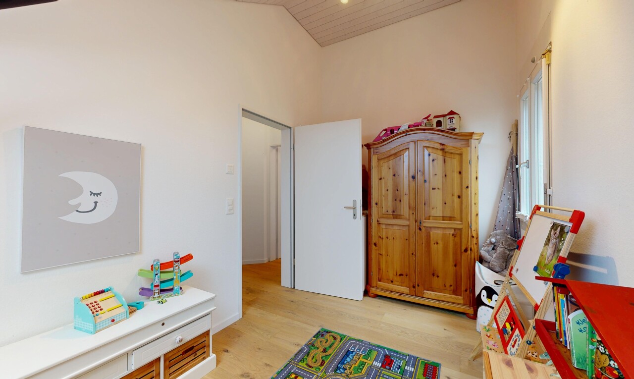 zimmer / schlafzimmer mit inside property, gipskartonwand, drywall, holzfußboden, und wood finish floor