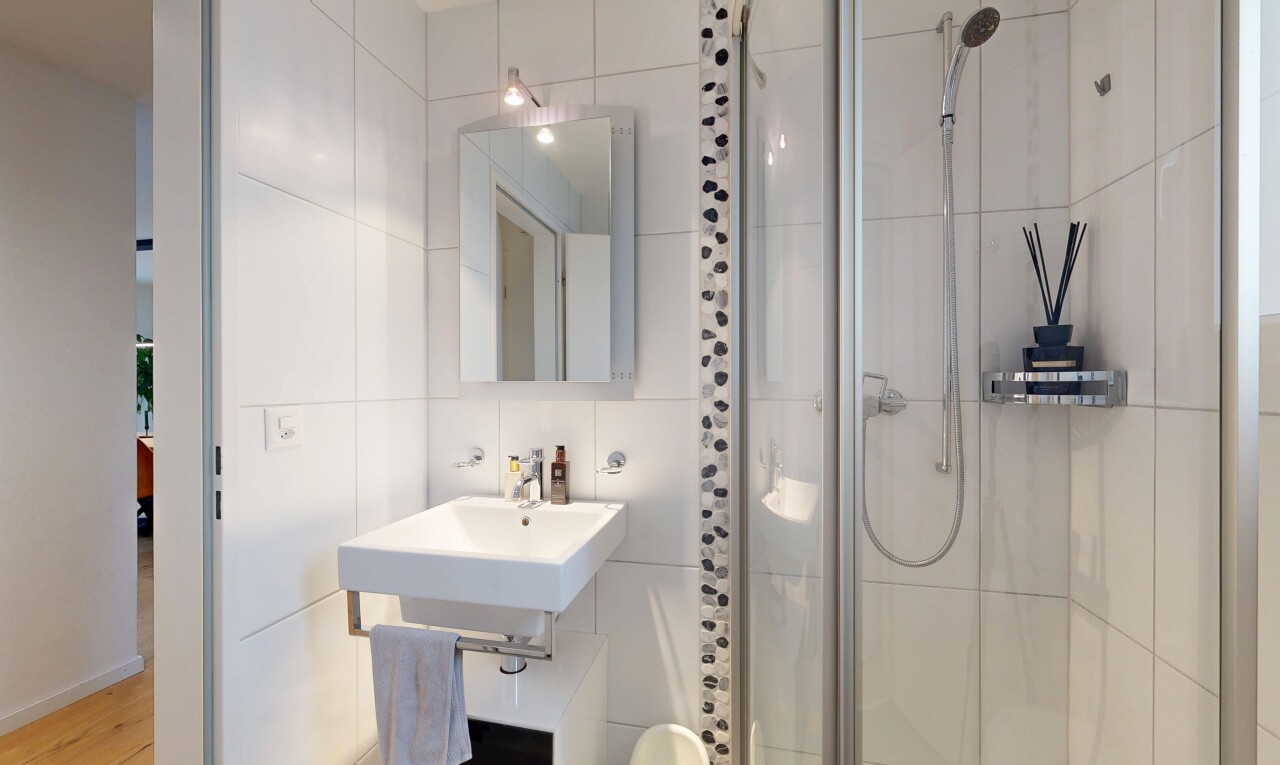bad mit spiegel, komplettes badezimmer, dusche, tile wall, und fliesenwand