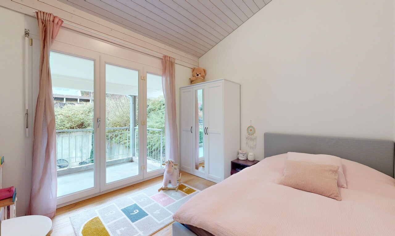 zimmer / schlafzimmer mit inside property, drywall, gipskartonwand, vaulted ceiling, und dachschräge