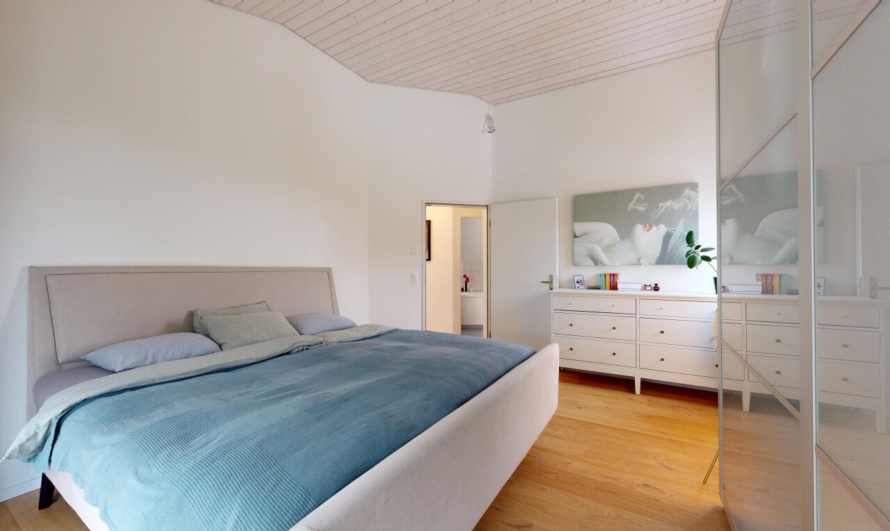 zimmer / schlafzimmer mit holzfußboden, wood finish floor, gipskartonwand, drywall, und holzdecke