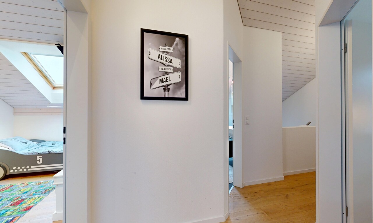 halle / korridor mit inside property, dachfenster, wood finish floor, holzfußboden, und drywall