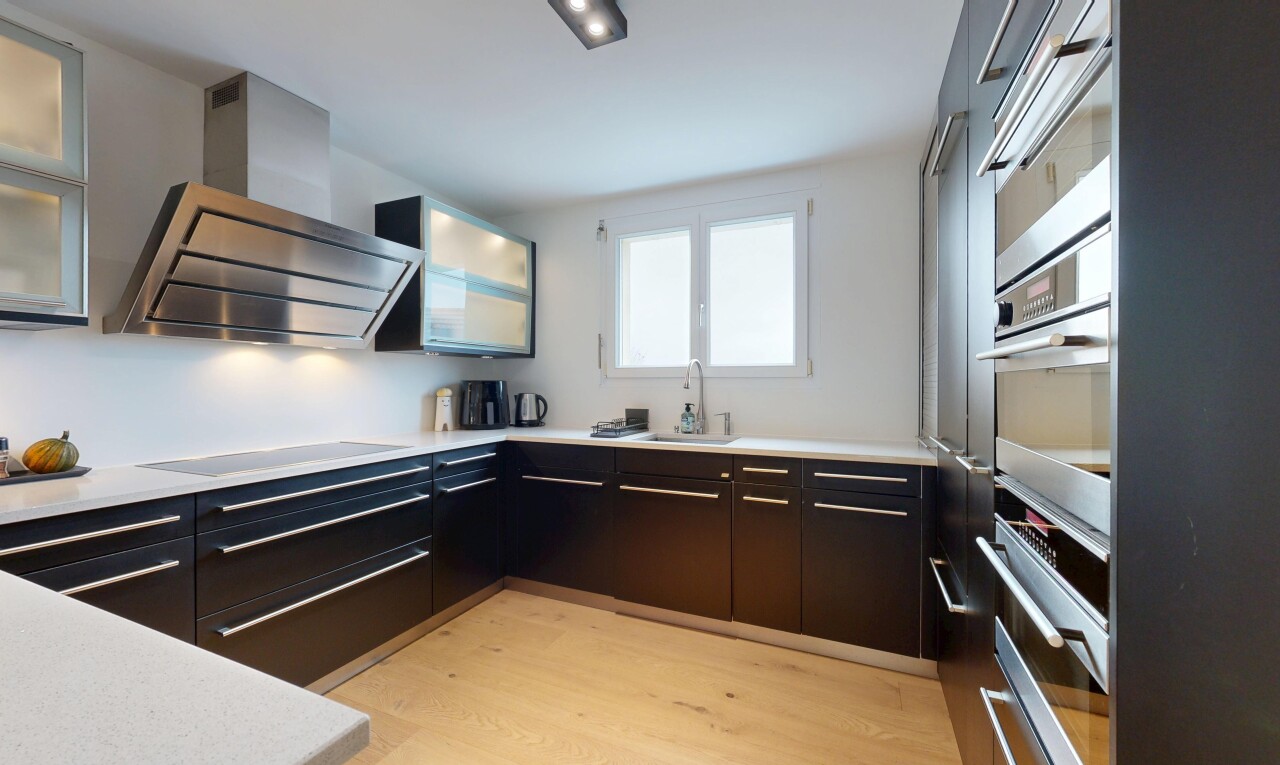 küche mit dunstabzugshaube, natural light, natürliches licht, schränke mit flachen paneelen, und wood finish floor