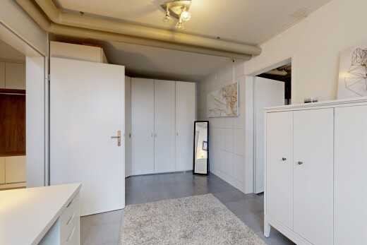 küche mit weiße schränke, inside property, arbeitsplatten, fliesenwand, und tile wall
