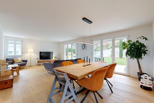 wohn- / esszimmer mit inside property, wood finish floor, holzfußboden, fernseher, und drywall