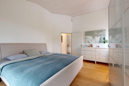 zimmer / schlafzimmer mit holzfußboden, wood finish floor, gipskartonwand, drywall, und holzdecke