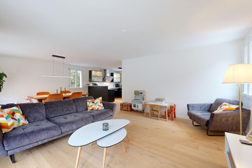 wohnzimmer mit inside property, drywall, gipskartonwand, wood finish floor, und holzfußboden