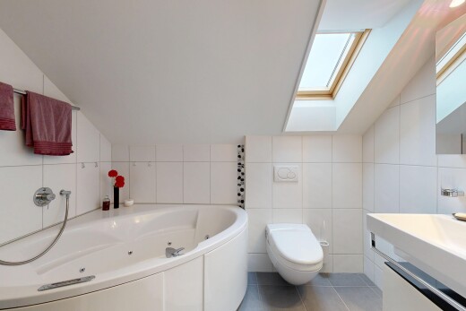 bad mit bad, fliesenwand, tile wall, inside property, und komplettes badezimmer