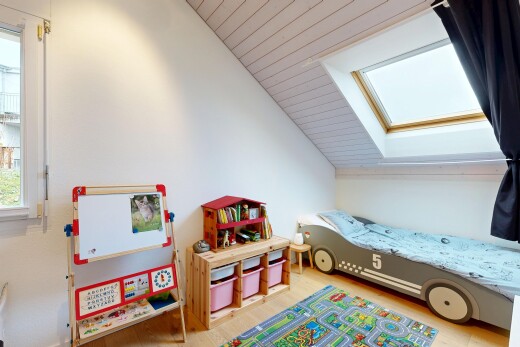 zimmer / schlafzimmer mit inside property, dachfenster, zusätzliches zimmer, wood finish floor, und holzfußboden