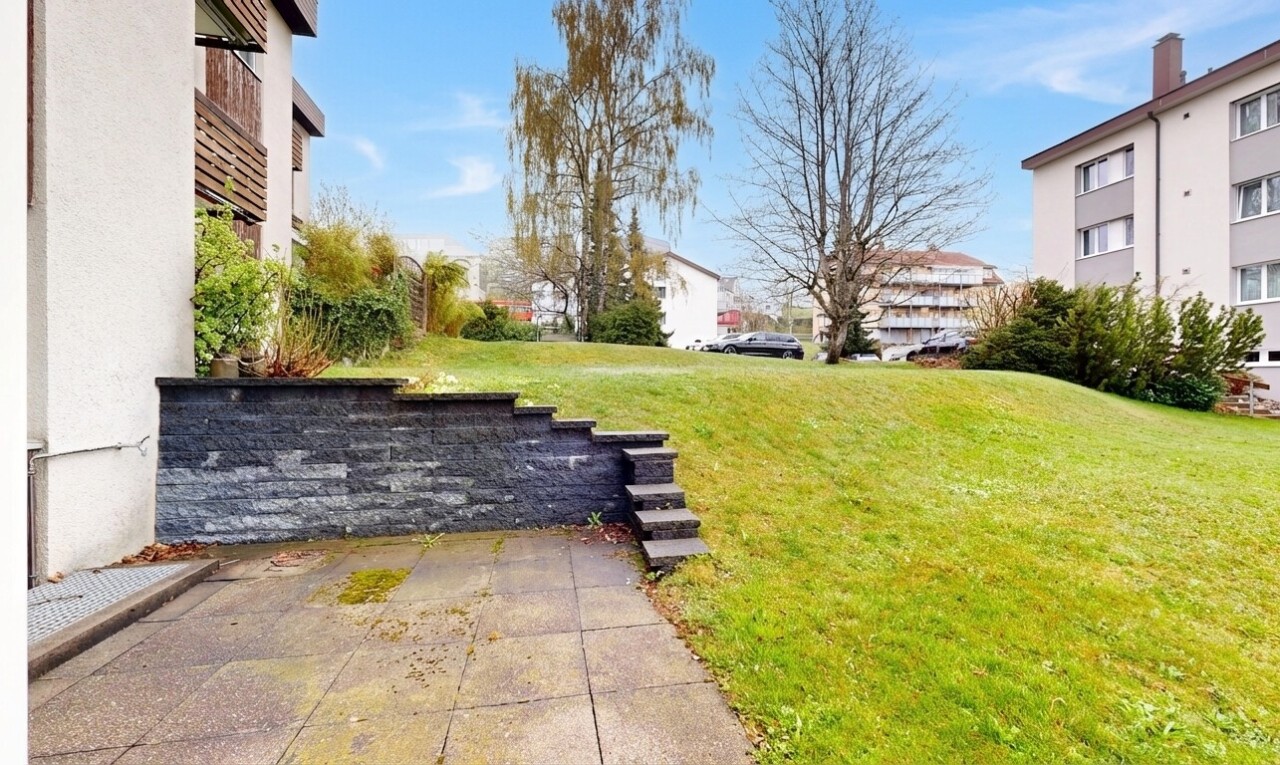 garden featuring a lawn