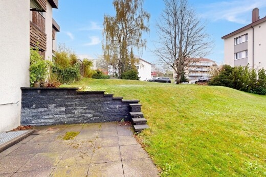 garten mit rasen und day time