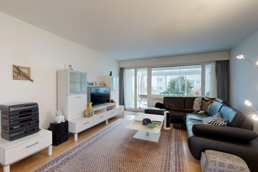 wohnzimmer mit inside property, natural light, natürliches licht, drywall, und gipskartonwand