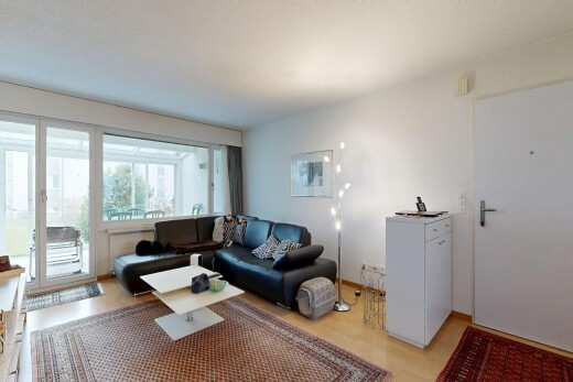 wohnzimmer mit wood finish floor, holzfußboden, inside property, natural light, und natürliches licht