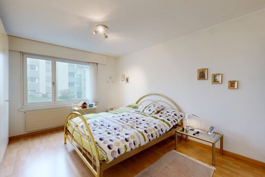 chambre avec drywall, cloison sèche, wood finish floor, sol en finition bois, et inside property