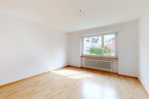 leerer raum mit kühler, natural light, natürliches licht, wood finish floor, und holzfußboden