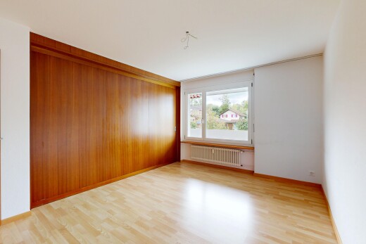 leerer raum mit natural light, natürliches licht, kühler, wood finish floor, und holzfußboden