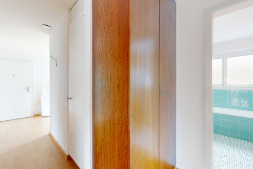 halle / korridor mit inside property, natural light, natürliches licht, drywall, und gipskartonwand