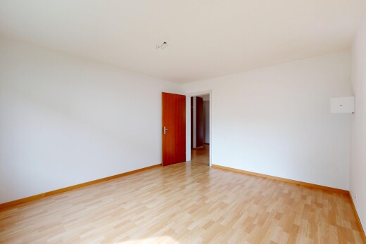 leerer raum mit drywall, gipskartonwand, wood finish floor, holzfußboden, und inside property