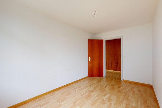 leerer raum mit drywall, gipskartonwand, inside property, wood finish floor, und holzfußboden