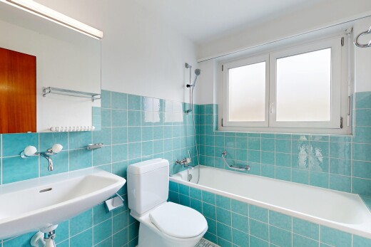 bad mit tile wall, fliesenwand, komplettes badezimmer, spiegel, und inside property