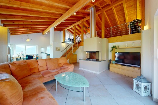 wohnzimmer mit fernseher, inside property, balkendecke, beamed ceiling, und natürliches licht