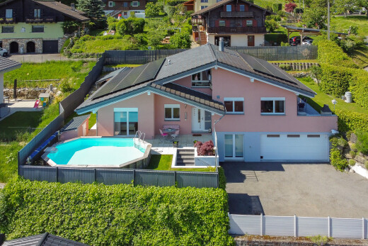 außenansicht mit handlauf, solaranlage, zaun, property visible, und auffahrt