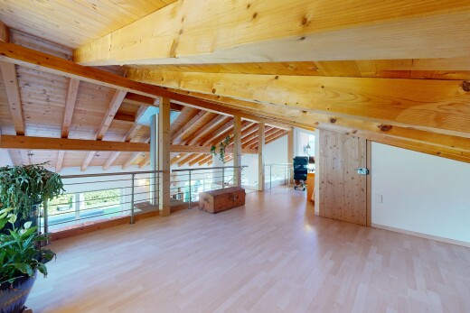 leerer raum mit dachschräge, vaulted ceiling, inside property, holzfußboden, und wood finish floor