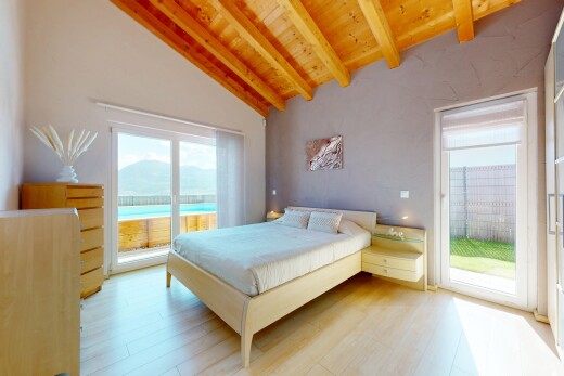 zimmer / schlafzimmer mit inside property, außenzugang, natürliches licht, natural light, und balkendecke