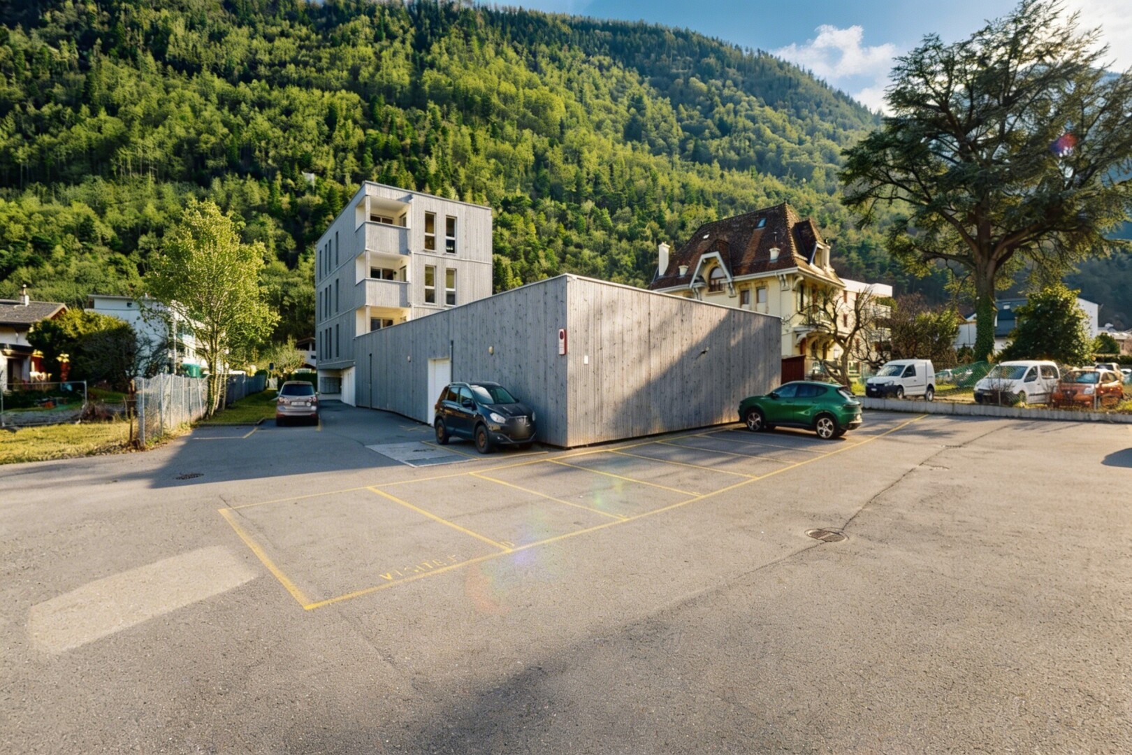 façade avec vue sur la montagne, mountain view, parking, vue sur la forêt, et forest view