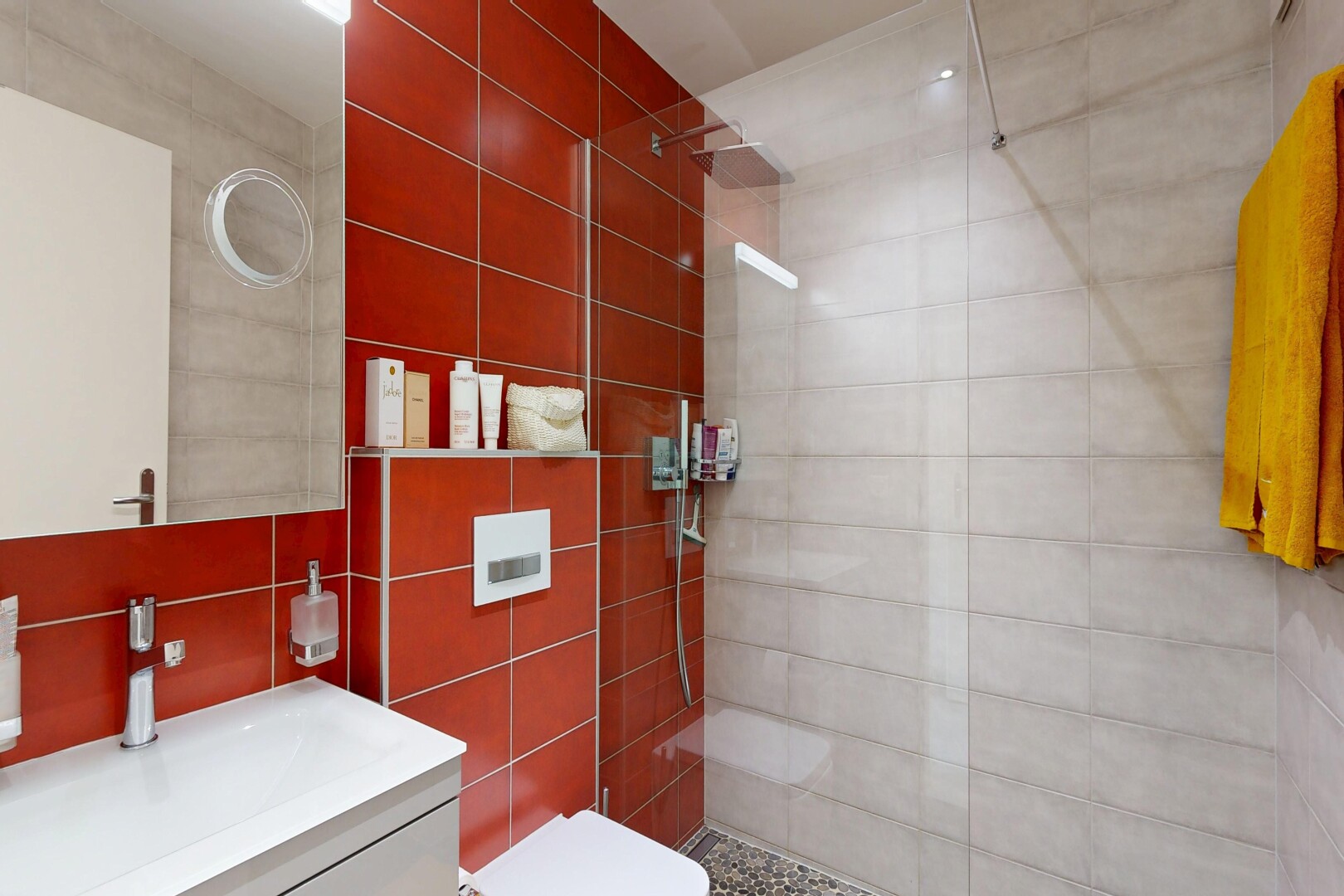 salle de bains avec lavabo (ou coiffeuse selon le contexte), douche, miroir, salle de bain complète, et tile wall
