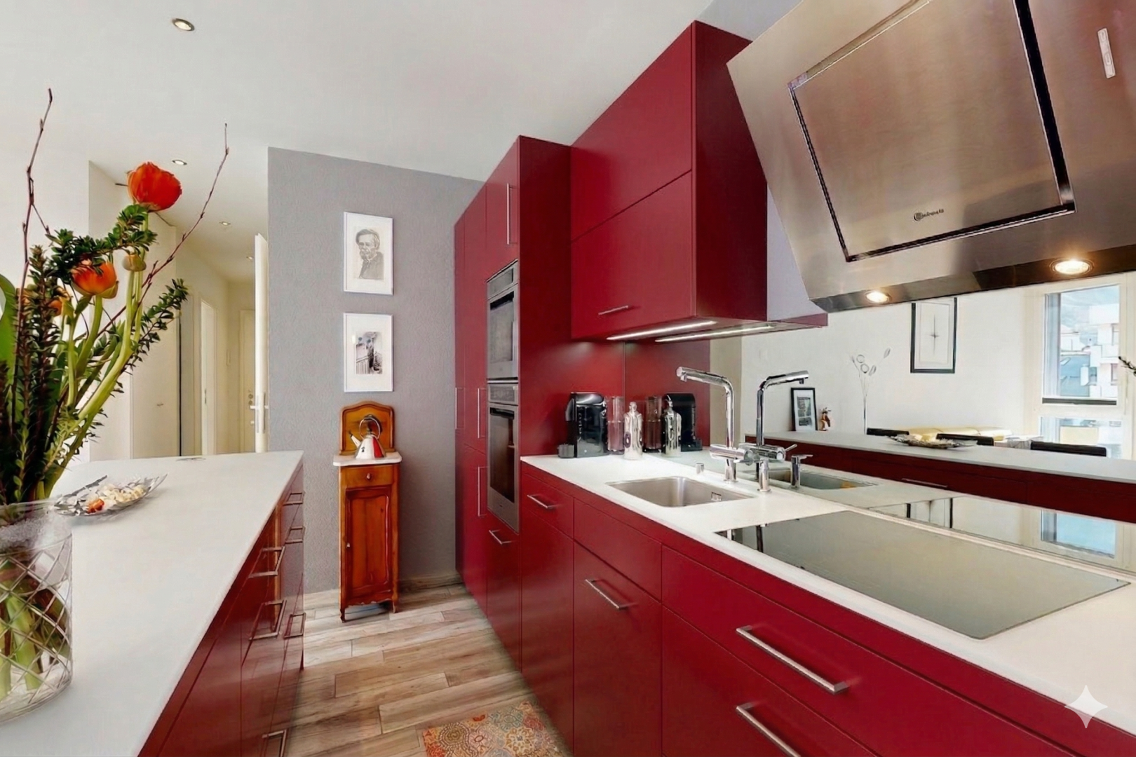 cuisine avec red cabinets, armoires rouges, hotte, inside property, et light floor