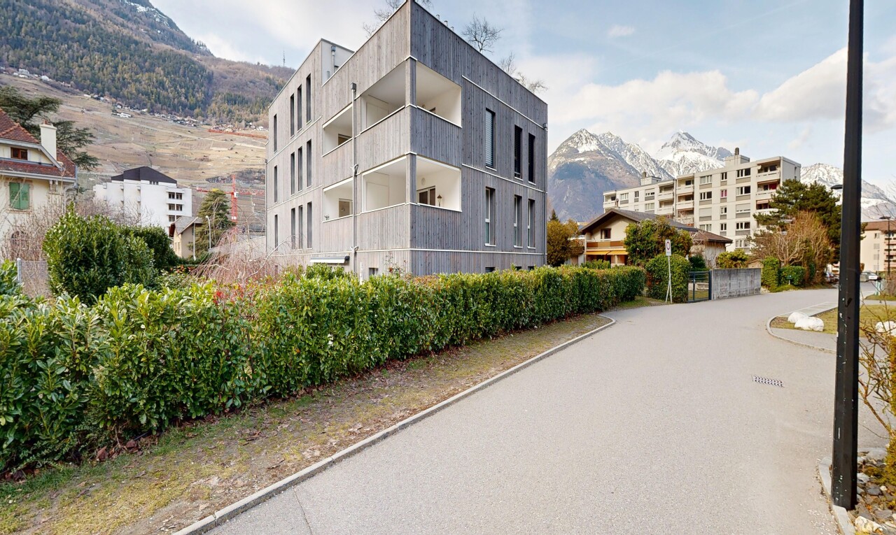 extérieur du bâtiment avec vue sur la montagne, mountain view, day time, from community, et vue sur le complexe d'appartements
