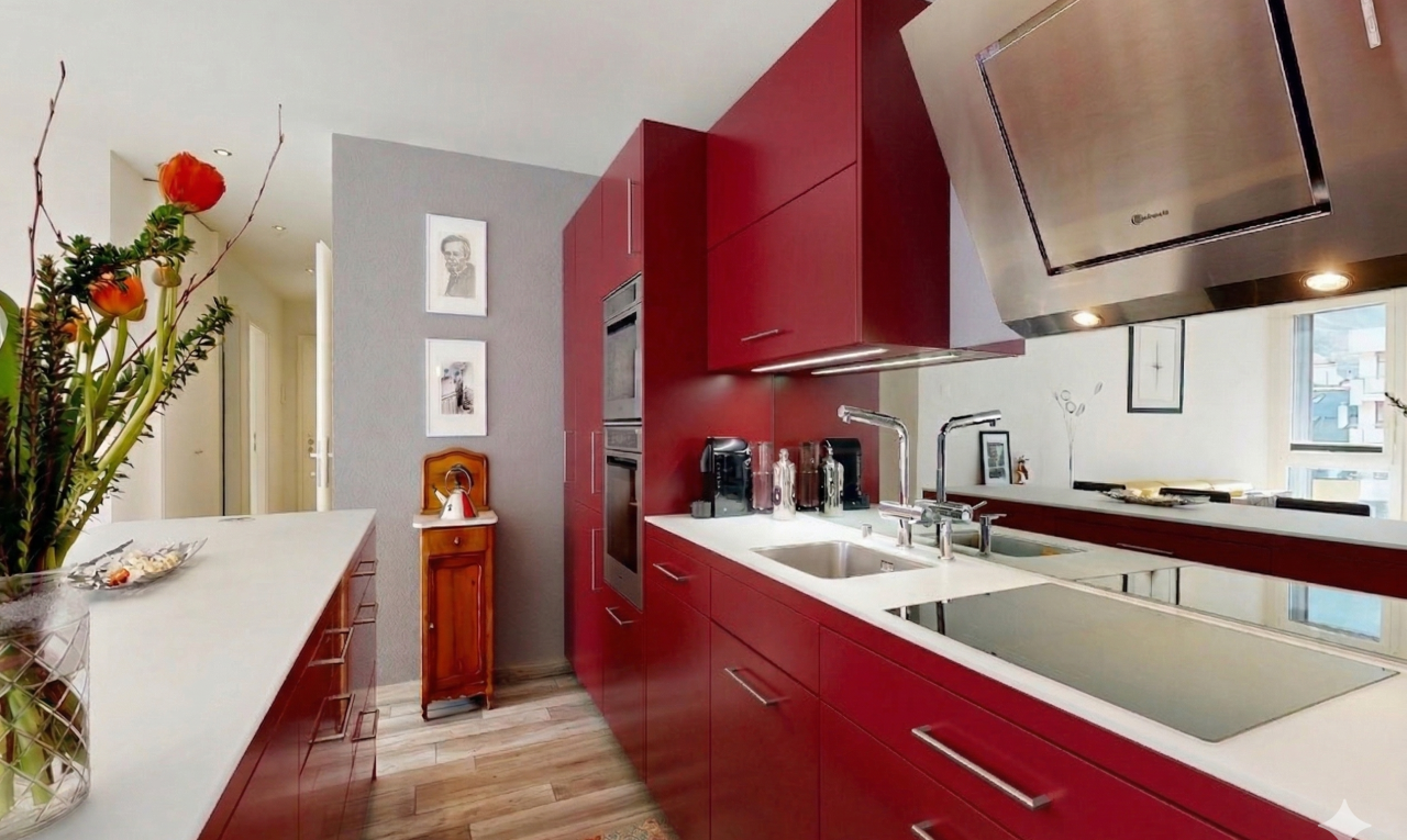 cuisine avec red cabinets, armoires rouges, hotte, inside property, et light floor