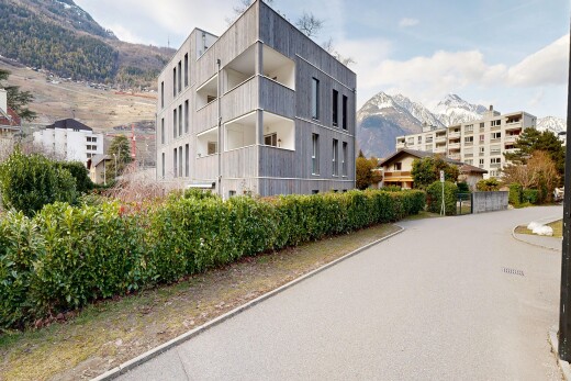 extérieur du bâtiment avec vue sur la montagne, mountain view, day time, from community, et vue sur le complexe d'appartements