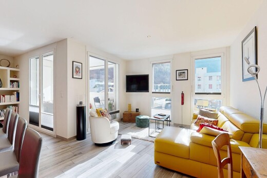 salon / salle à manger avec drywall, cloison sèche, wood finish floor, sol en finition bois, et inside property