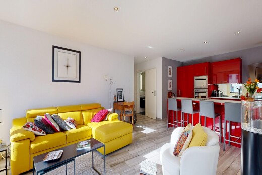 salon / salle à manger avec inside property, sol en finition bois, wood finish floor, cloison sèche, et drywall