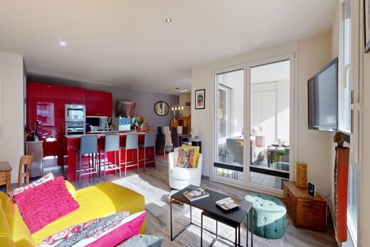 salon / salle à manger avec télévision, inside property, cloison sèche, drywall, et sol en finition bois