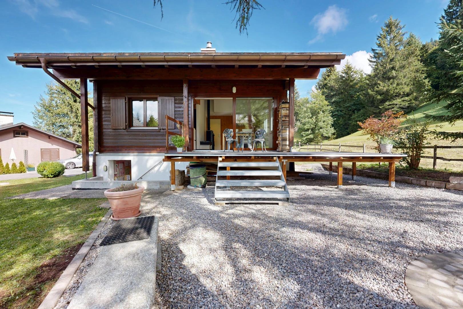 außenansicht mit property visible, horizontale verkleidung, from property, und day time