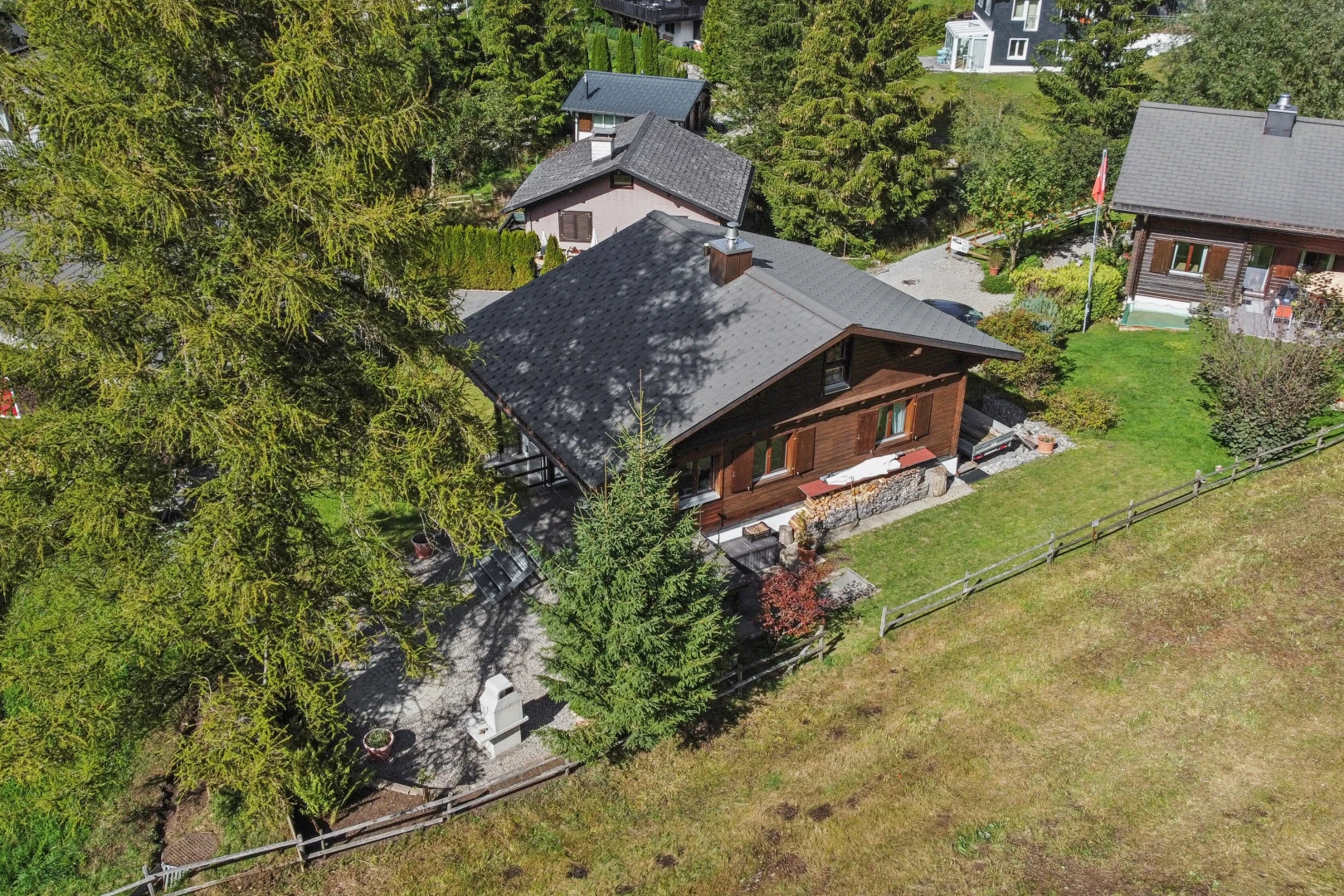 außenansicht mit property visible, rasen, waldblick, woods view, und zaun