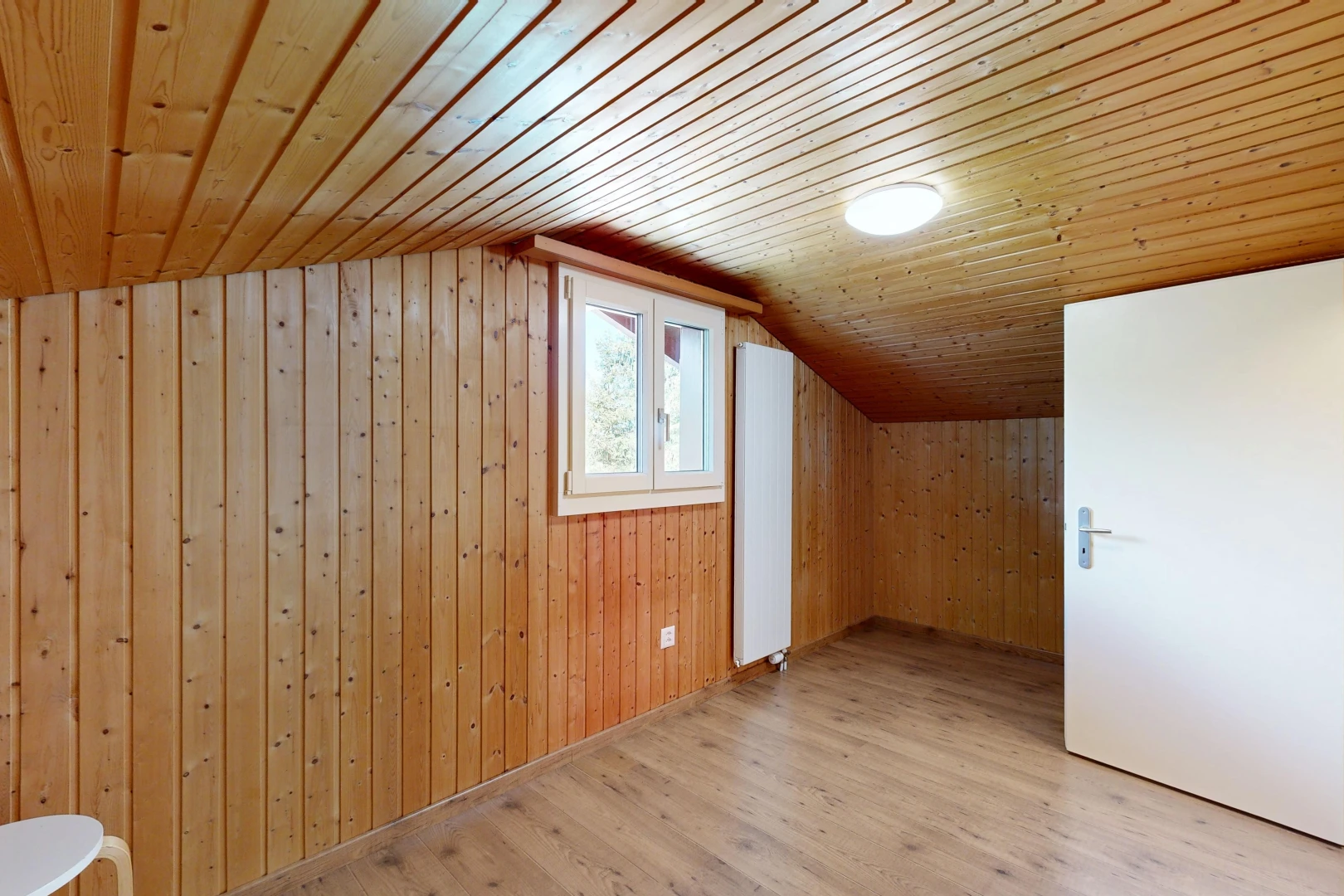 leerer raum mit low ceiling, niedrige decke, dated wood wall, zusätzliches zimmer, und wood wall