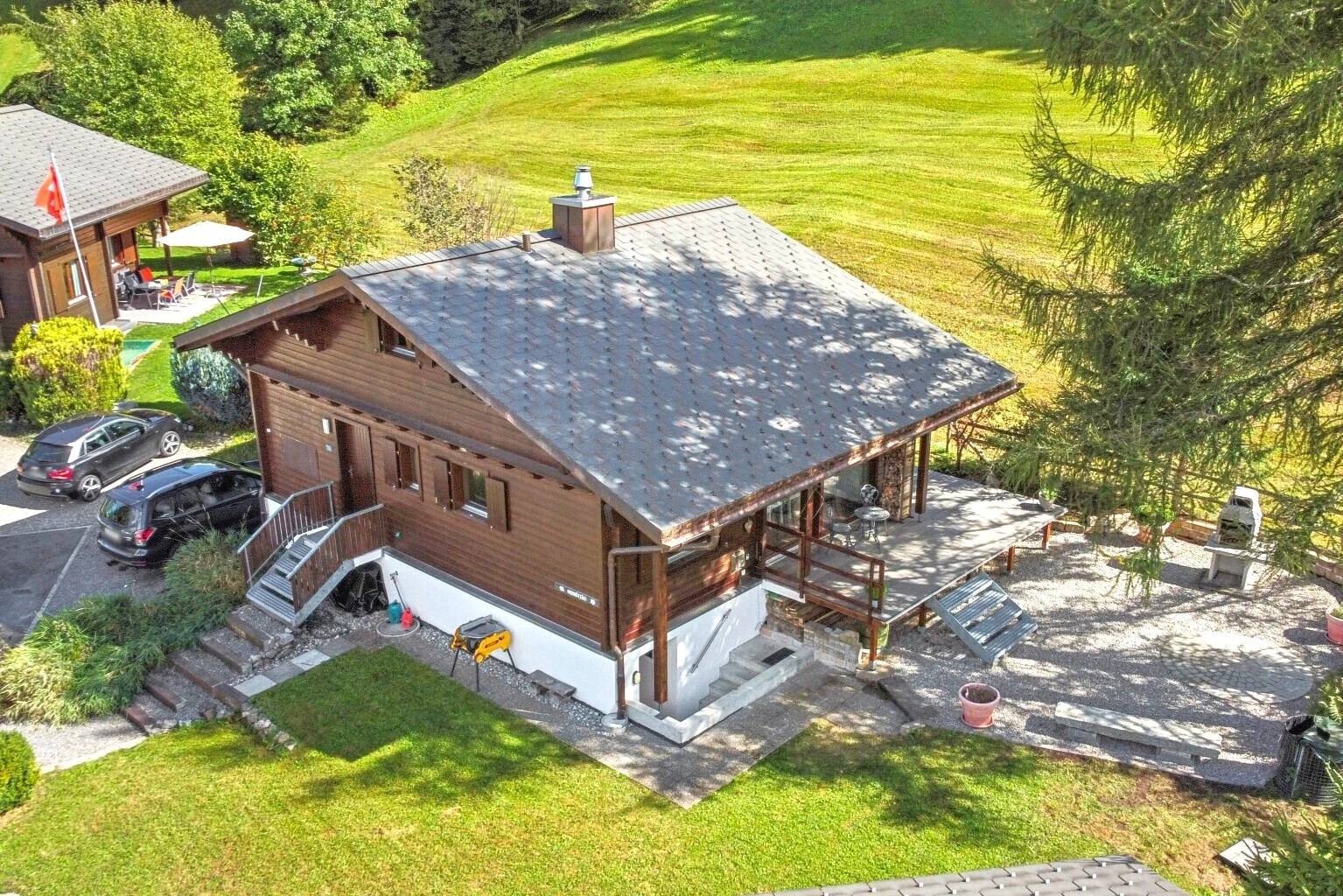 außenansicht mit rasen, property visible, horizontale verkleidung, drone view, und schornstein