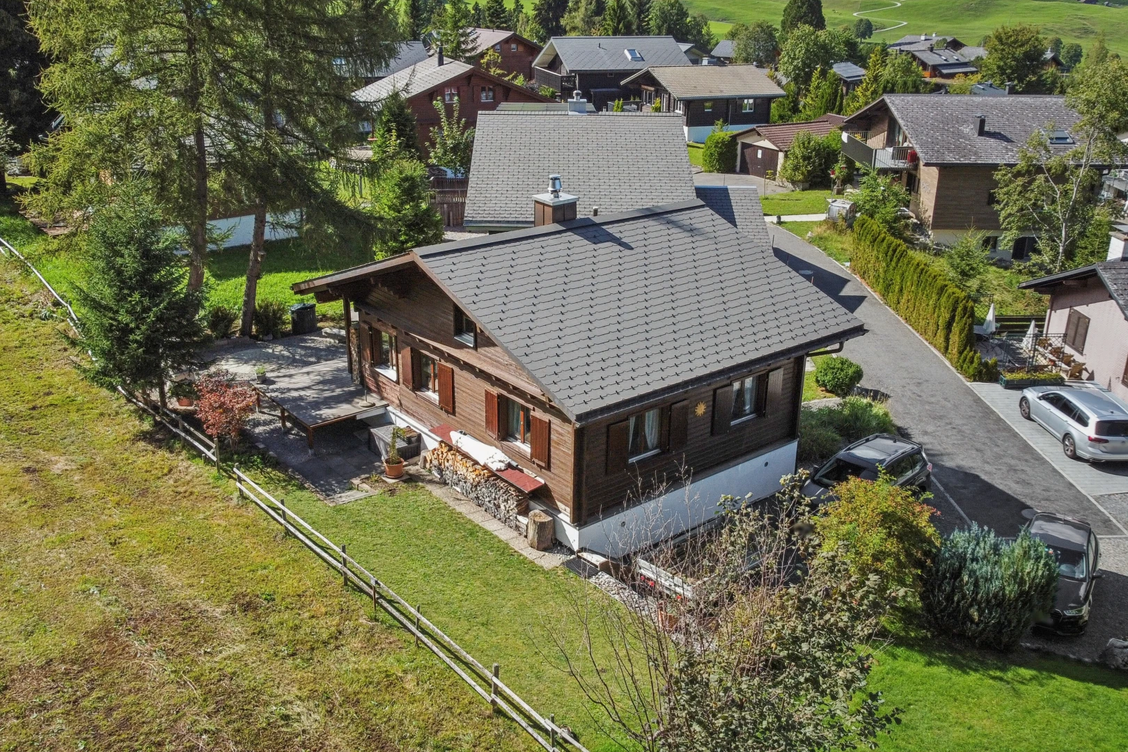 außenansicht mit zaun, rasen, property visible, drone view, und veranda