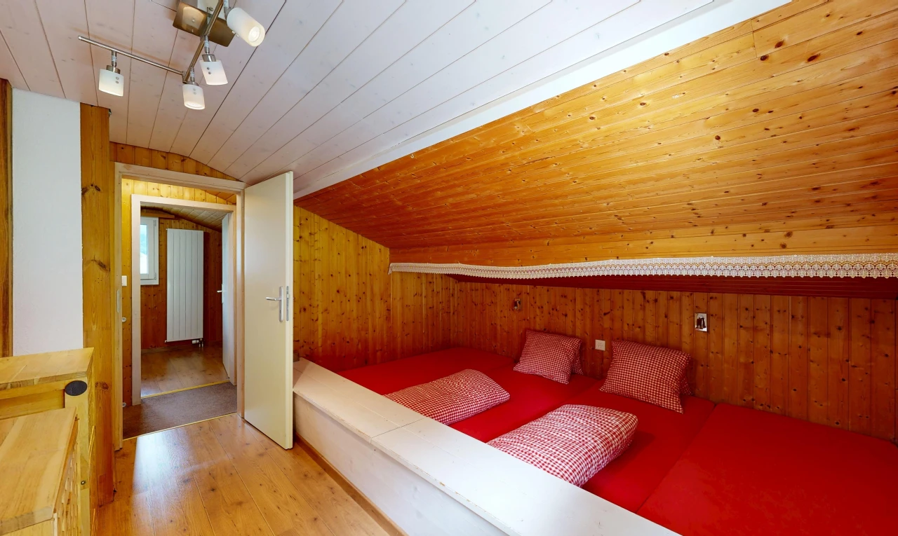 zimmer / schlafzimmer mit vaulted ceiling, dachschräge, low ceiling, niedrige decke, und dated wood wall