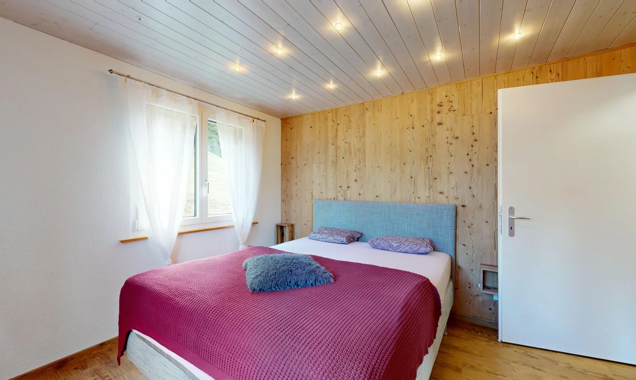 zimmer / schlafzimmer mit wood wall, holzwand, wood finish floor, holzfußboden, und drywall