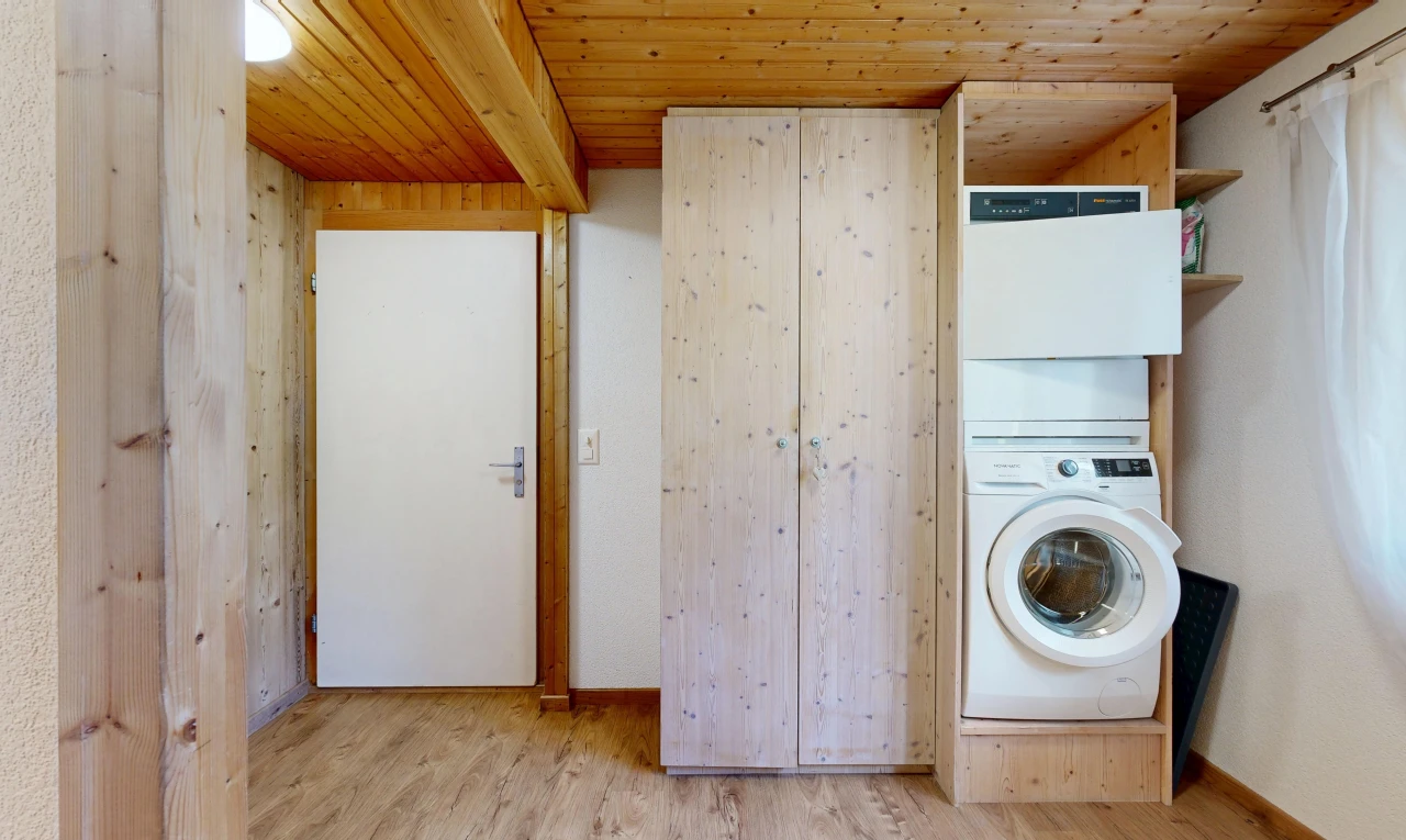 wäschekammer mit wäscherei, wood ceiling, holzdecke, waschturm, und wood finish floor