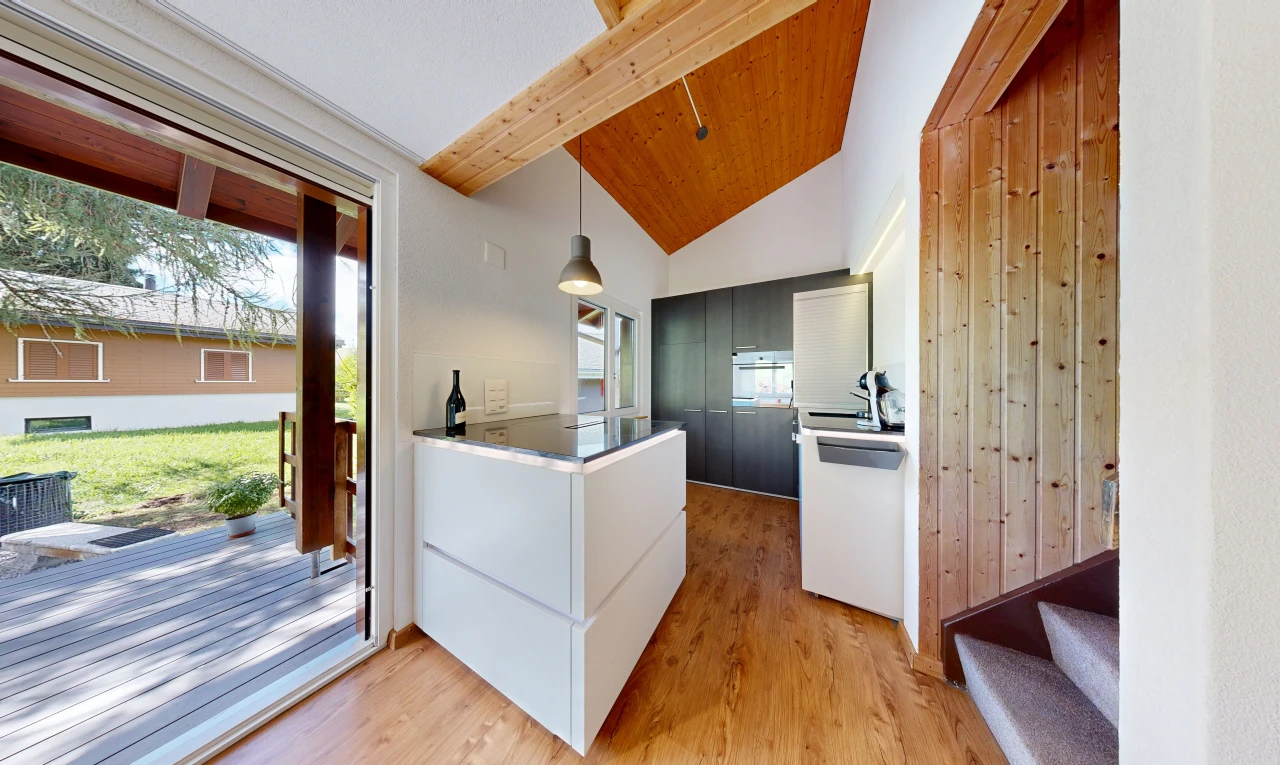 küche mit außenzugang, carpet stairs, vaulted ceiling, dachschräge, und wood finish floor