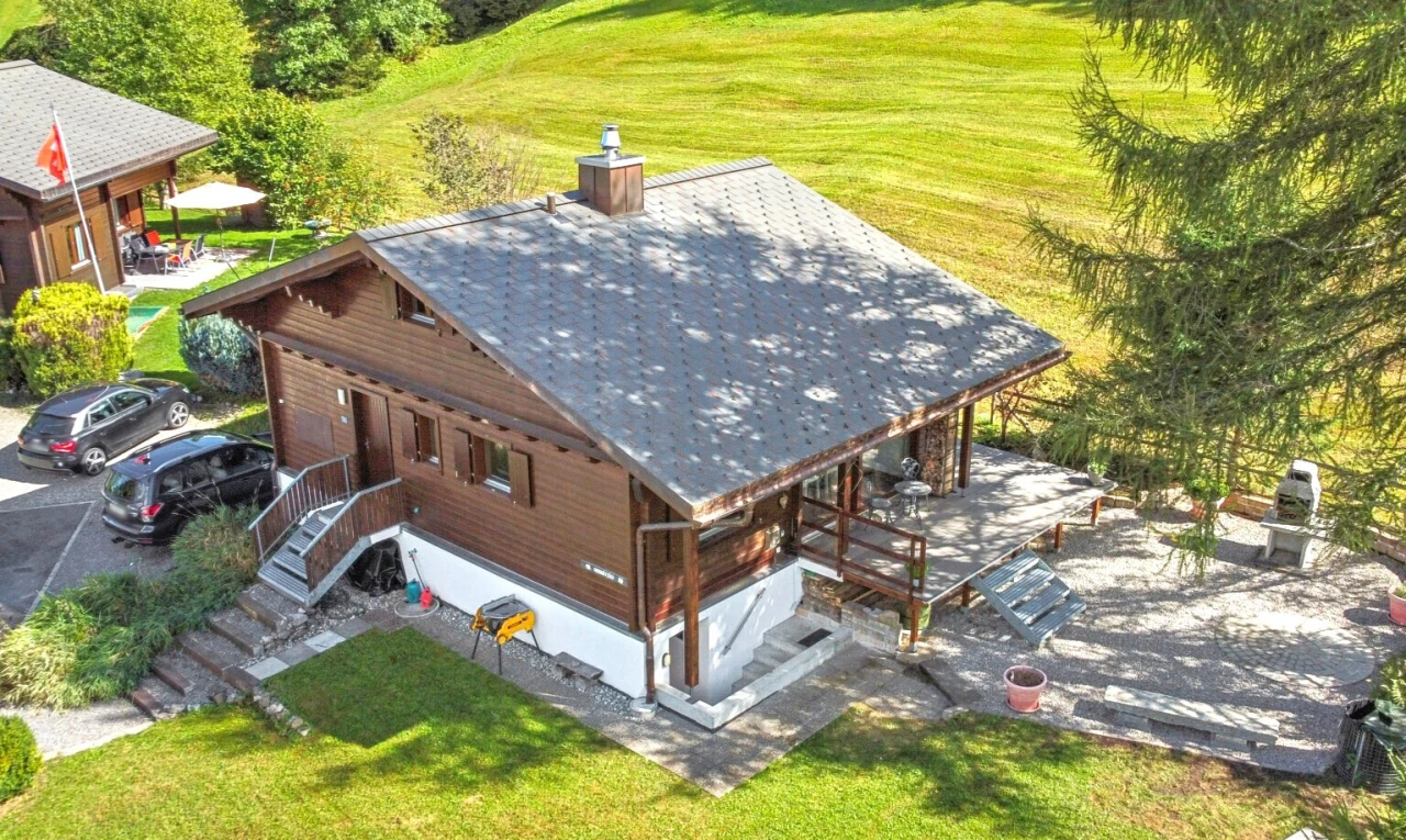 außenansicht mit rasen, property visible, horizontale verkleidung, drone view, und schornstein